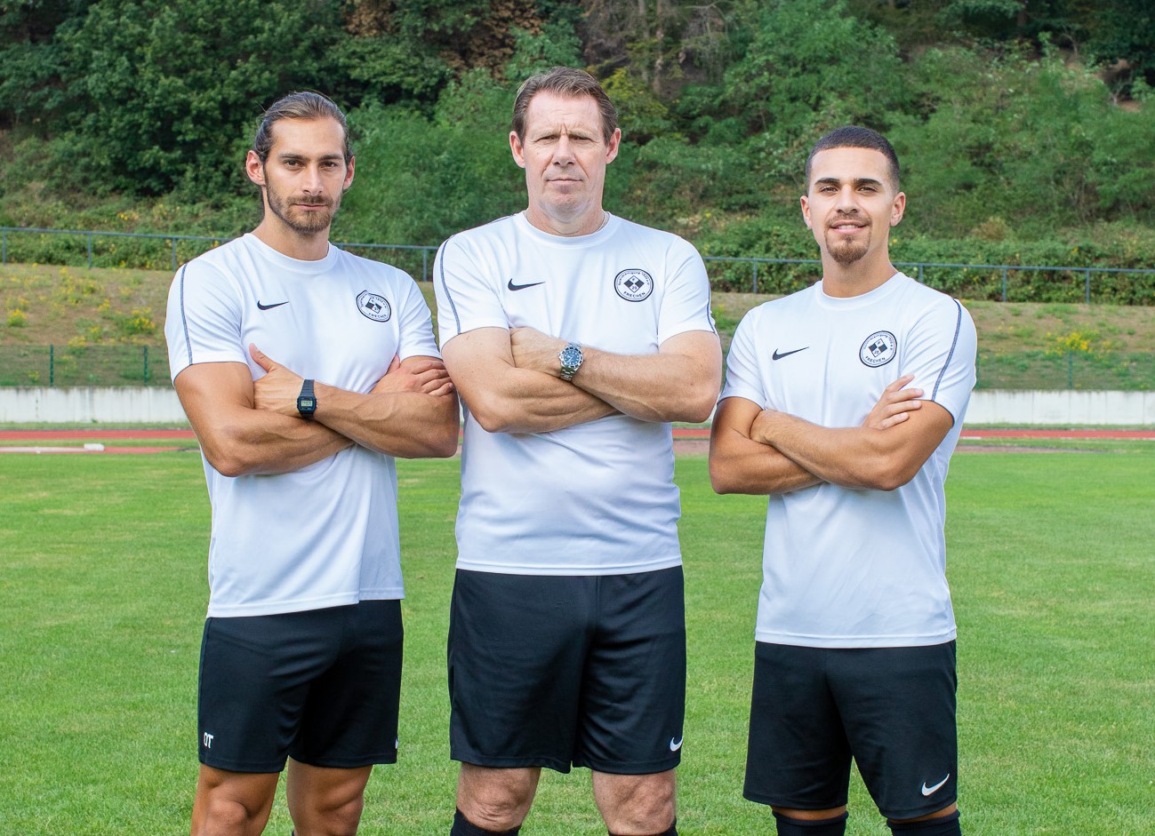 Auch kommende Saison bilden Okan-Tamer Özbay, Sven Demandt und Deniz Akray (v.l.) das Zwanziger-Trainerteam (Foto: Benno van Walsem)